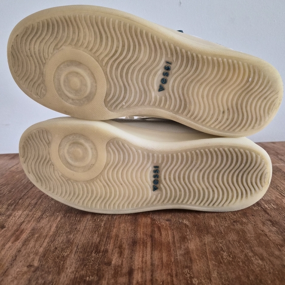 Vessi Courtside Classic Sneakers - Picture 11 of 12